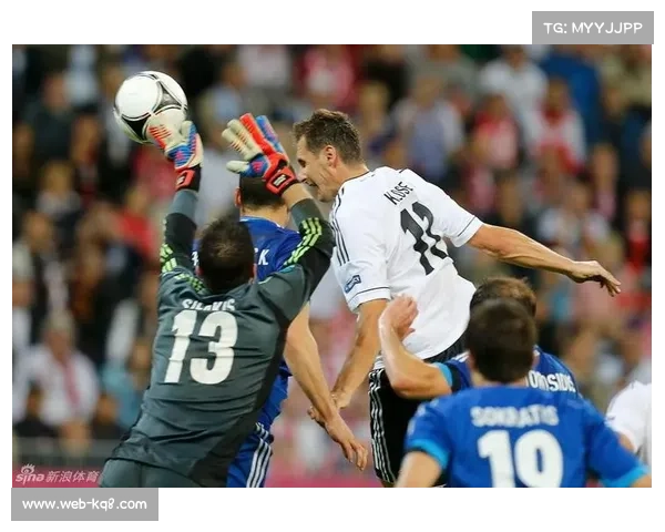 亚特兰大训练基地加练定位球，斯卡马卡头球重点演练