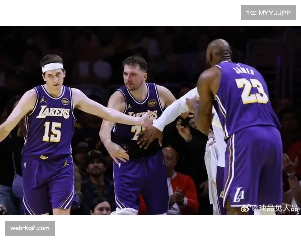 东契奇连续第七场砍下30+三双，独行侠主场大胜国王